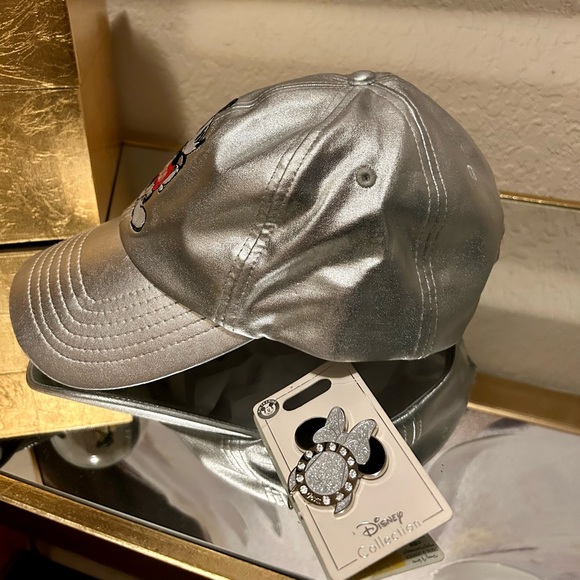 Silver Disney Cap/Pin - Picture 2 of 3